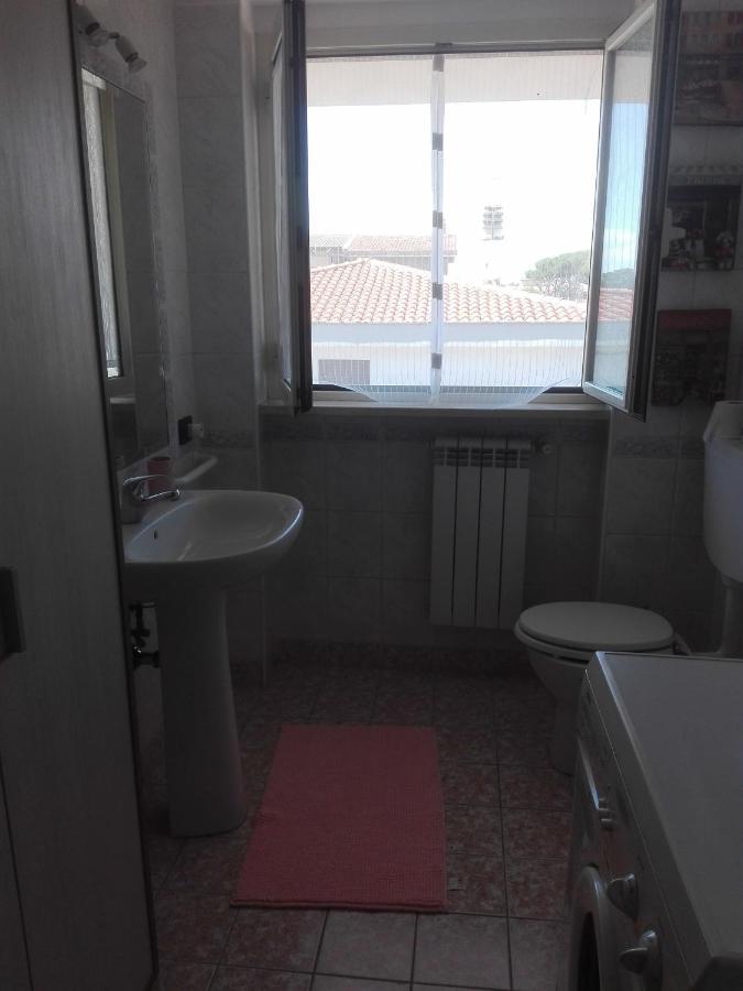 A Santy'S Roomsbagno Condiviso Shared Both2Piano No Lift No Shuttle -No Pasti No Meal,- A Pagamento Air Condit For A Fee Extra Bed For A Fee-Letto Extra A Pagamento -3 Minuti A Piedi Da Bus Per Fiera Di Roma Φιουμιτσίνο Εξωτερικό φωτογραφία